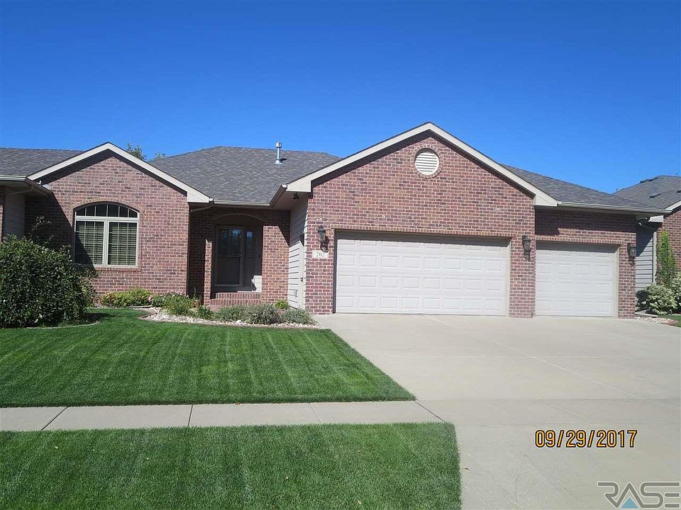 1st image of 202 E Pinehurst Cir