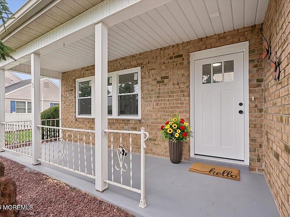 4th image of 15 Buckingham Drive N