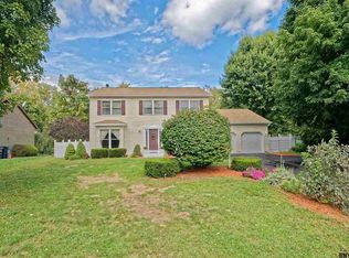 8 Carlyle Ct, Ballston Lake, NY 12019