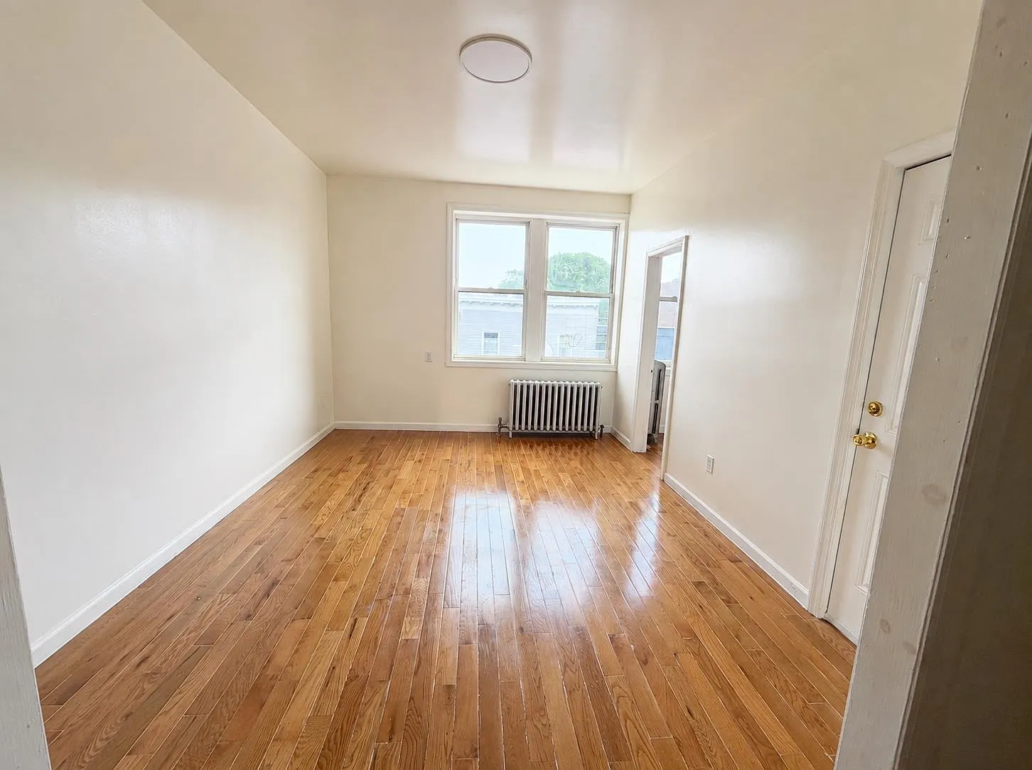 3 bed, 1.0 bath, 800 sqft, $2,100 — Photo 3
