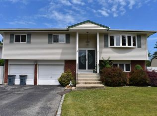 2 Pamela Ct, Plainview, NY 11803