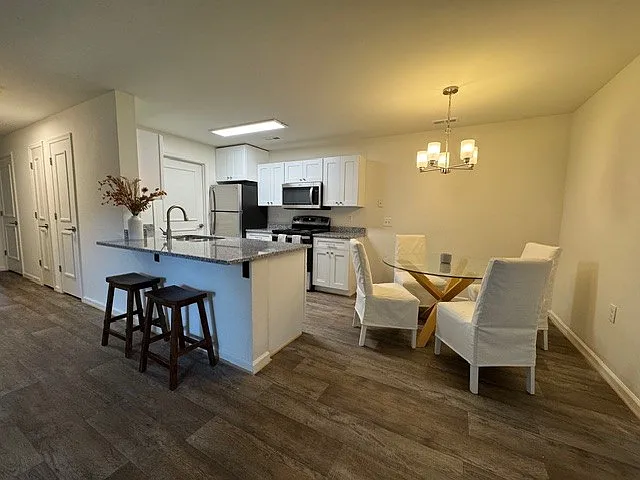 Taylor Pointe Apartments — Photo 4