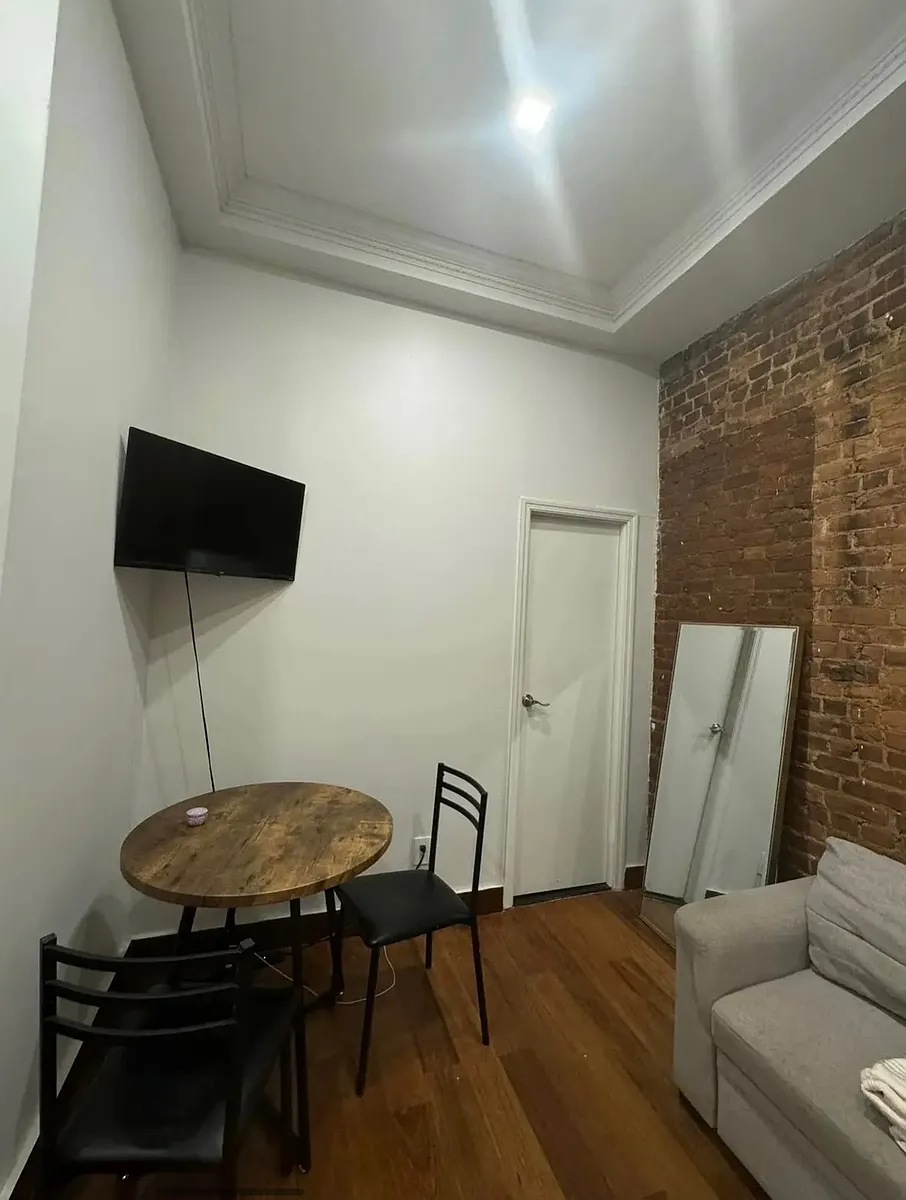 Building Photo - 515 E 5th St #5C