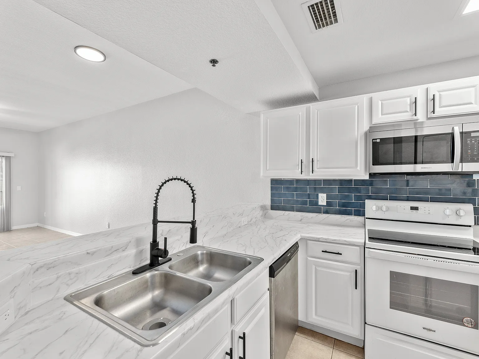 Sea View Apartments — Photo 3