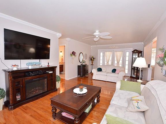 4th image of 232 S Garo Ave