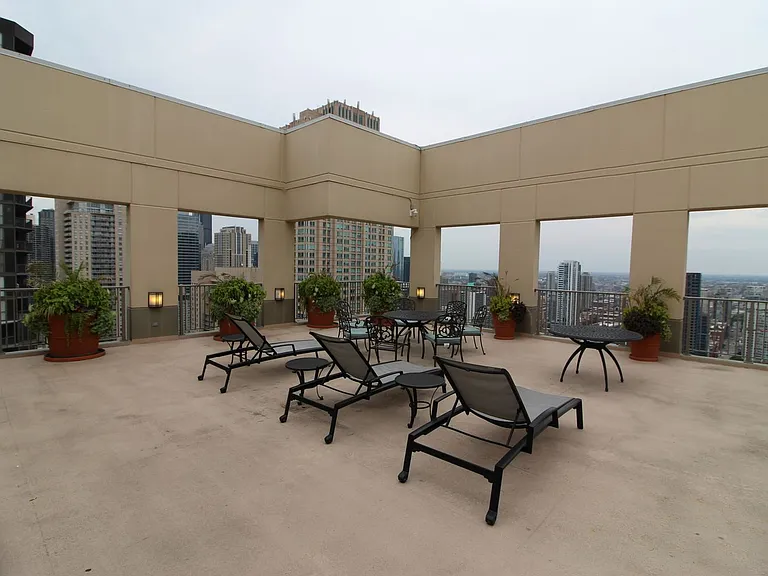 2 E Erie St #1901 — Photo 17