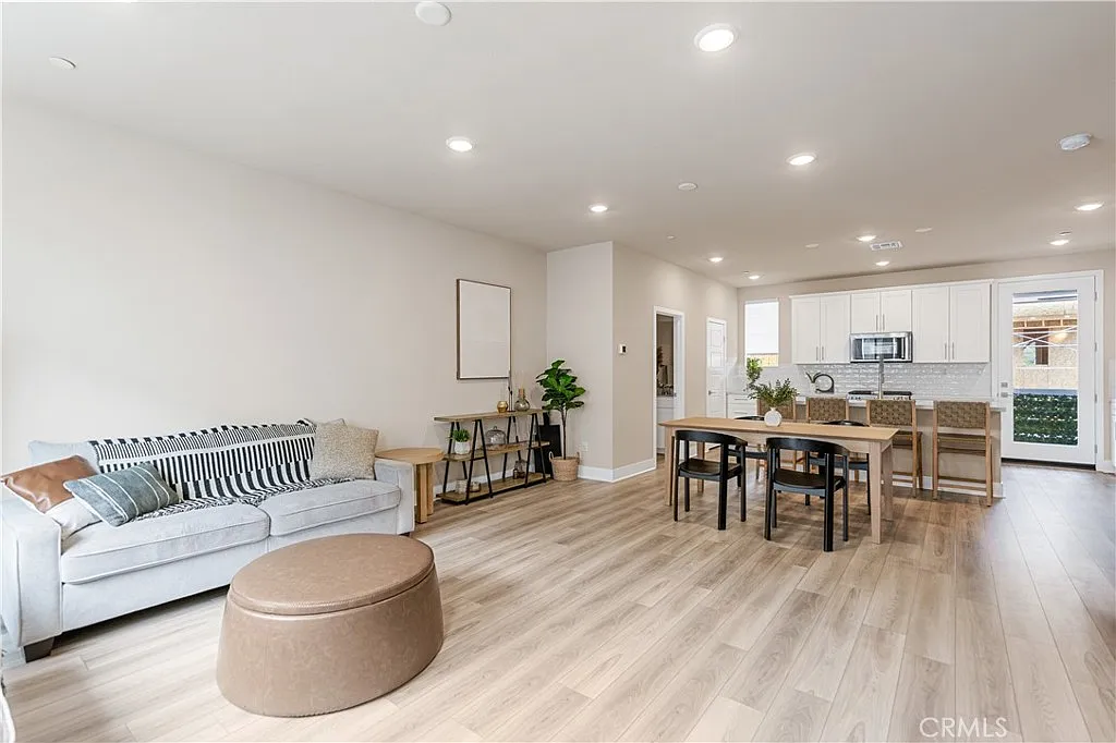 4 bed, 1828 sqft, $5,650 — Photo 4