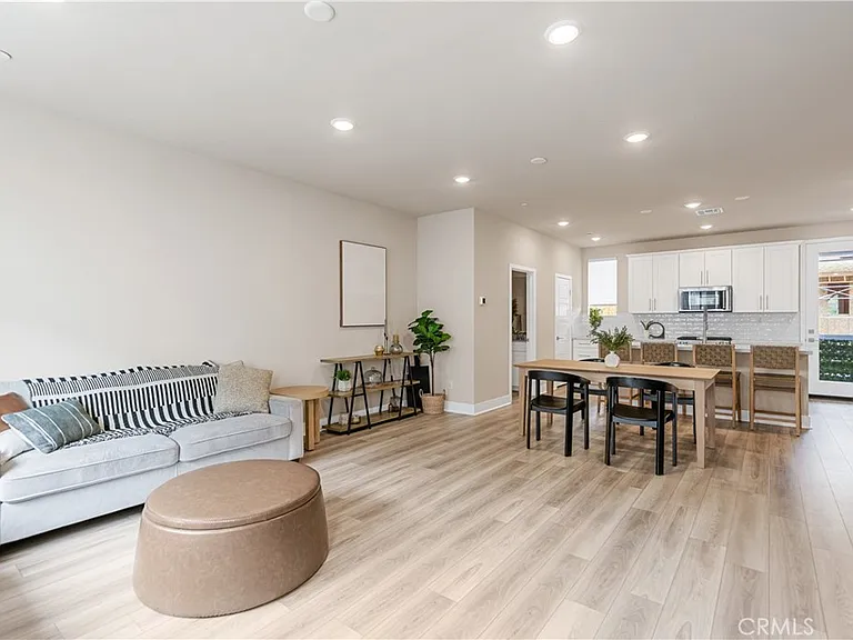 1484 W Sunrise Ln — Photo 4