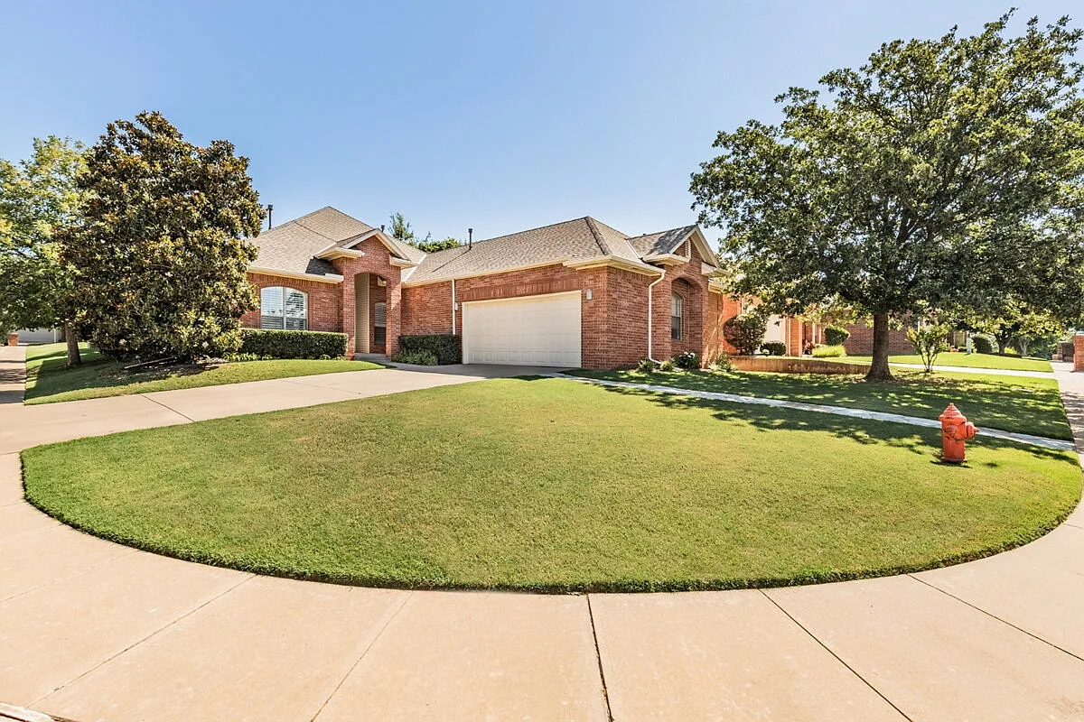 3 bed, 2.0 bath, 2247 sqft, $2,395 — Photo 2