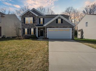 378 Ridgewood Dr N, Ortonville, MI 48462