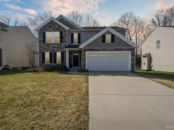 378 Ridgewood Dr N, Ortonville, MI 48462