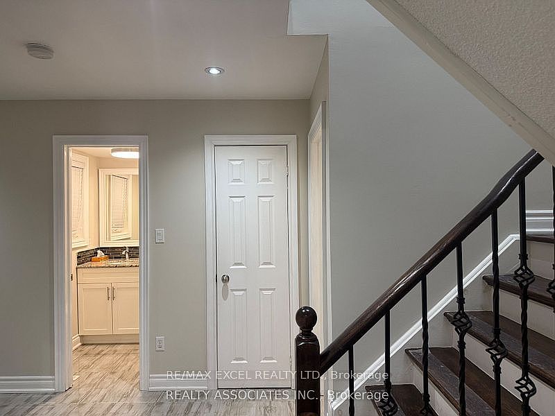 Toronto House for rent - 4 Bedrooms — photo 2