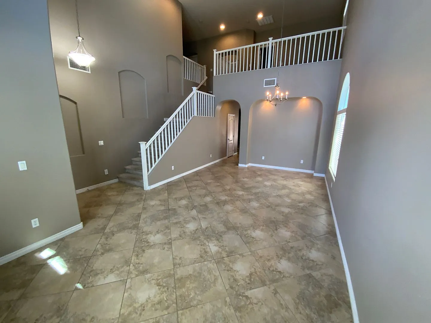 Gorgeous Upgraded 3 Bed, 3 Bath — Photo 2
