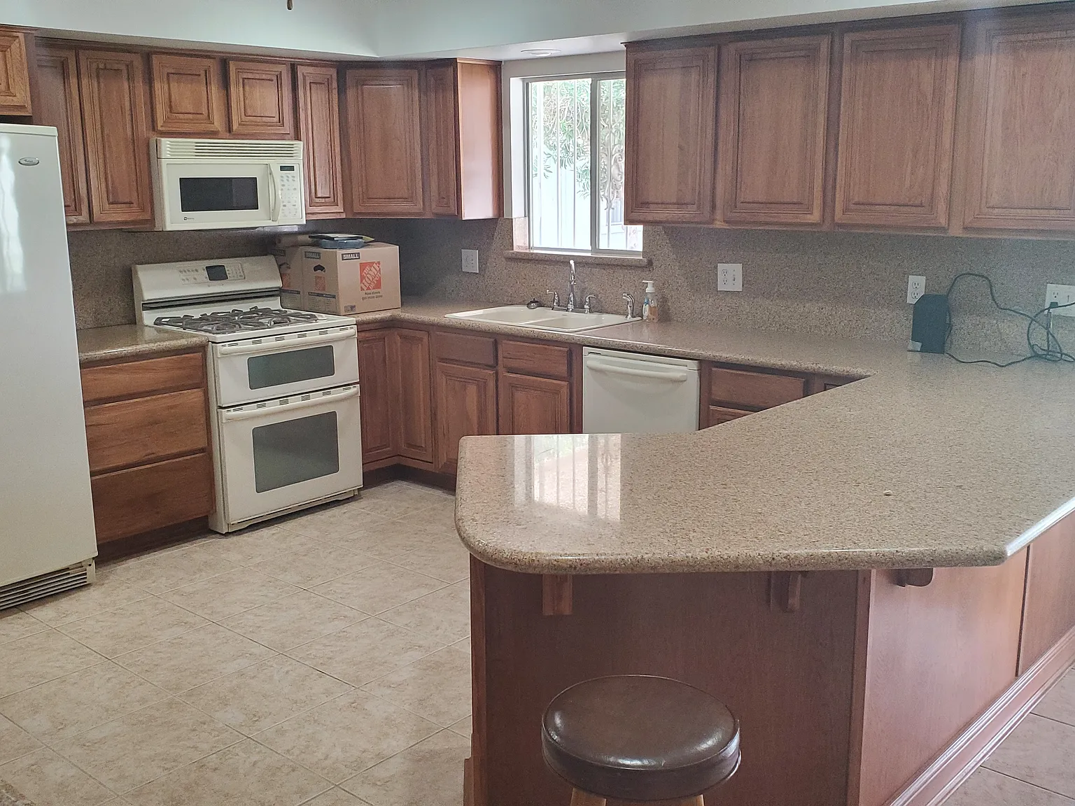 3 bed, 2.5 bath, 2667 sqft, $2,000 — Photo 4