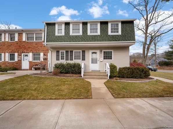 252 Village Drive #252, Hauppauge, NY 11788