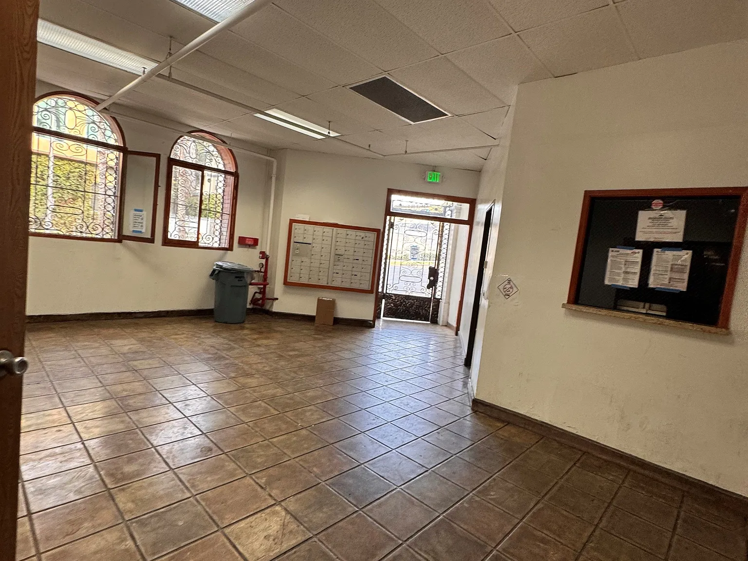 2500 S Hobart Blvd — Photo 2