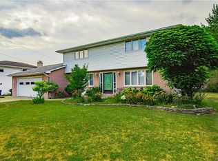 122 Summerview Rd, Williamsville, NY 14221