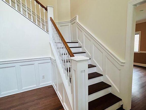 4th image of 725 Dogwood Ln