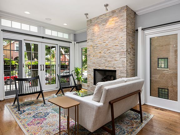 3rd image of 2072 N Hoyne Ave