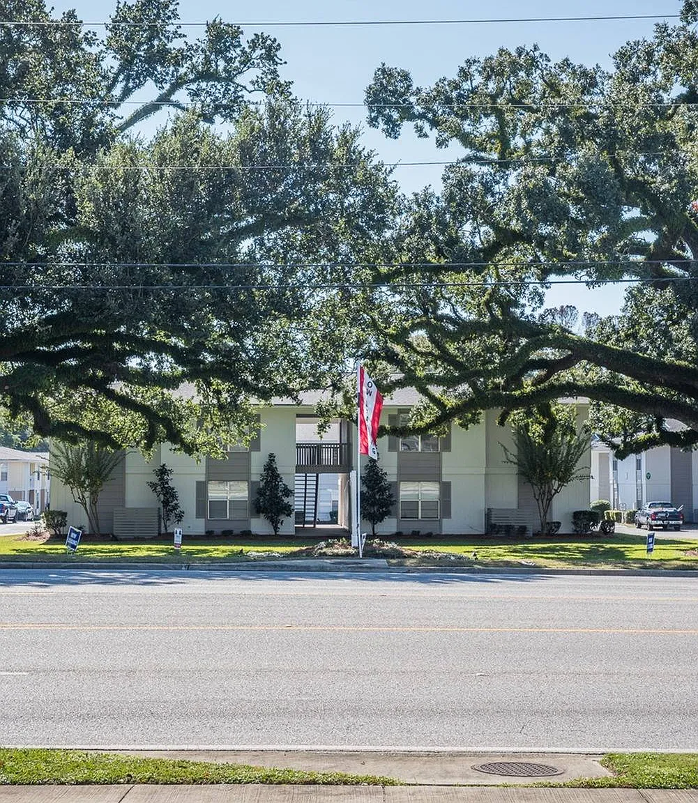 Twin Oaks Apartments — Photo 4