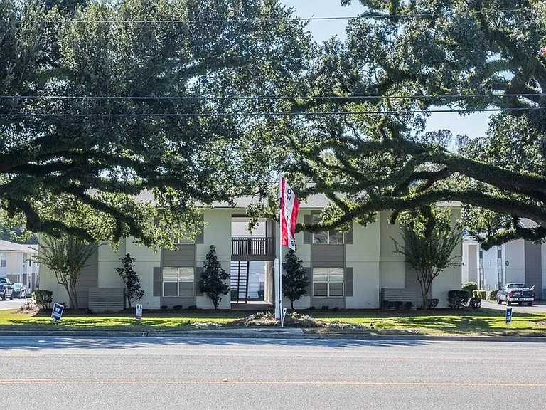 Twin Oaks Apartments — Photo 4