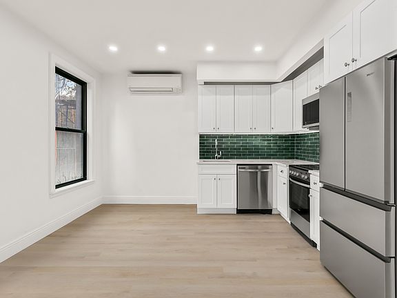 3rd image of 164 Clifton Pl APT 2