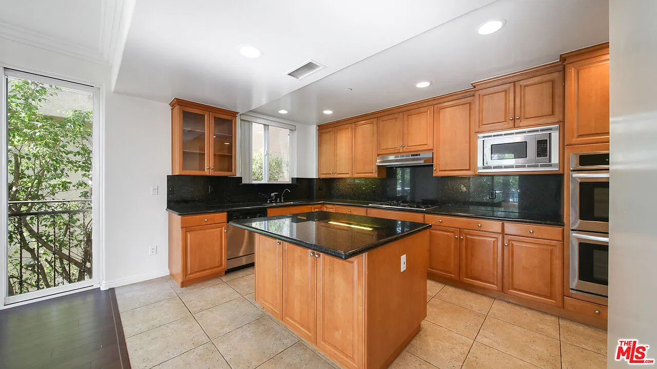 2 bed, 2.5 bath, 1700 sqft, $4,850 — Photo 1