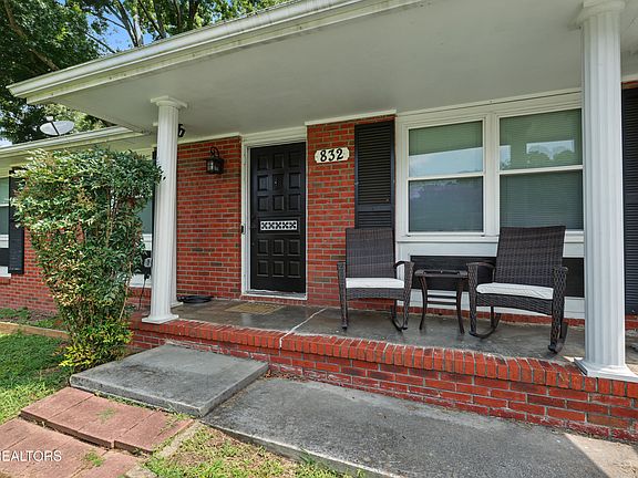 3rd image of 832 Oliver Ave