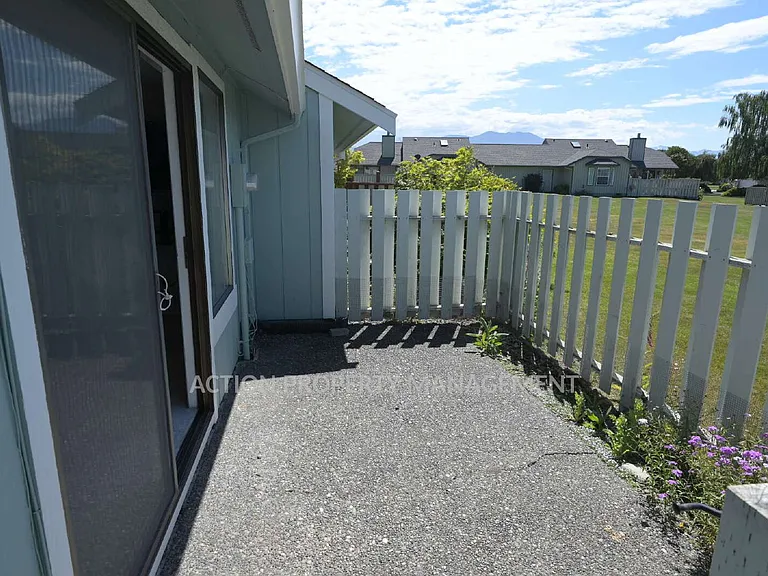 842 N Canterbury Ct — Photo 13