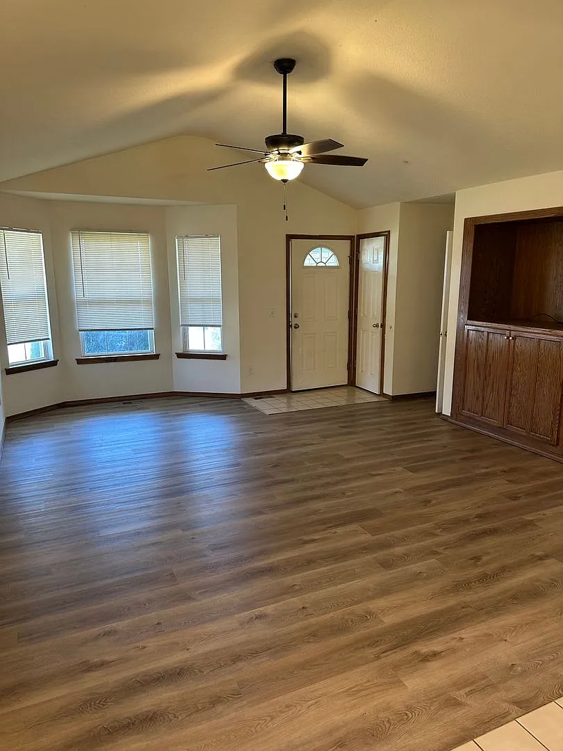 All brick 3 bed 2 bath home in Nixa. — Photo 3