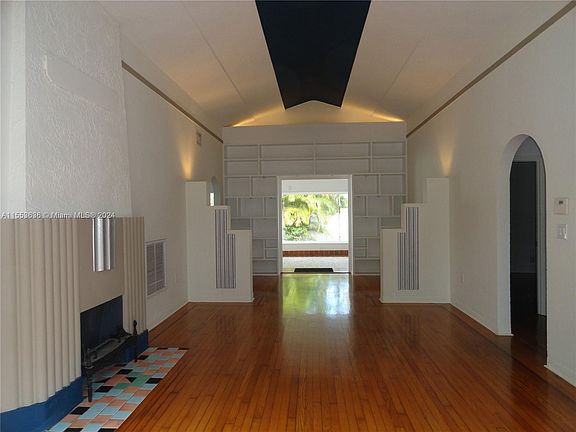 3rd image of 4729 NE 1st Ave