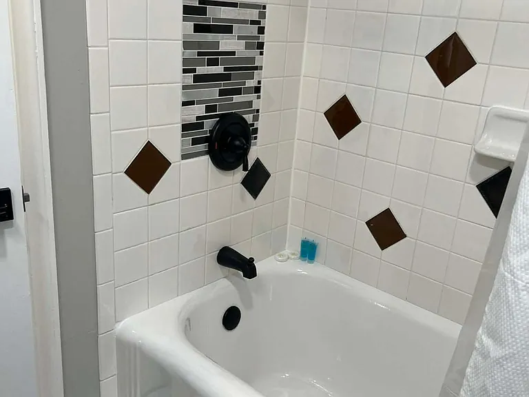 704 N Walnut St — Photo 17