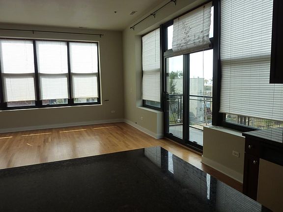 3rd image of 2 S Leavitt St Unit 407