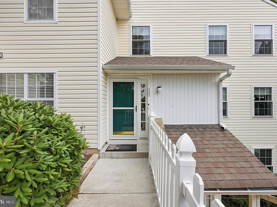 1st image of 136 Deerfield Ct #136
