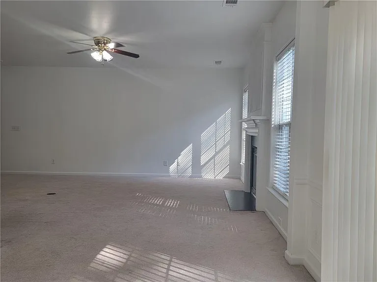 2448 Fairlie Dr — Photo 15