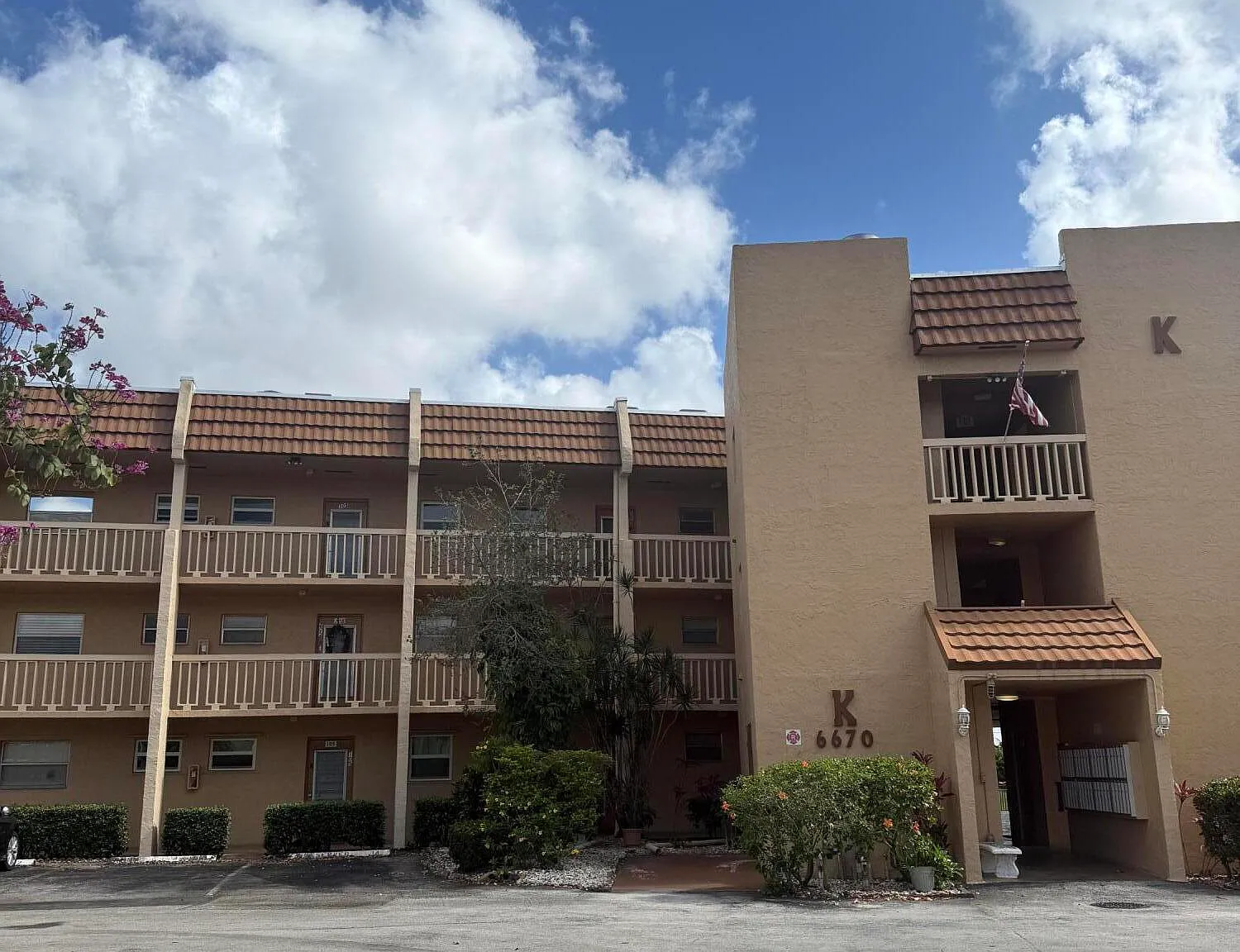 1 bed, 1.5 bath, 720 sqft, $1,250 — Photo 1
