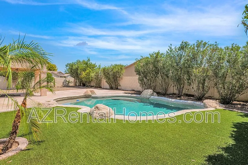 3 bed, 2.0 bath, 1715 sqft, $2,995 — Photo 4
