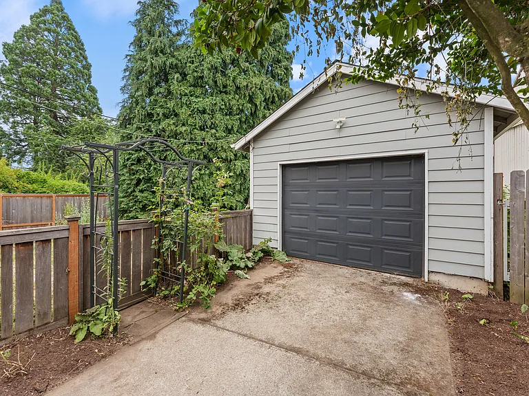 solid garage with electicity
