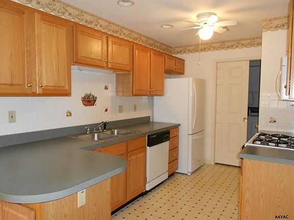3rd image of 38 Hillview Ct