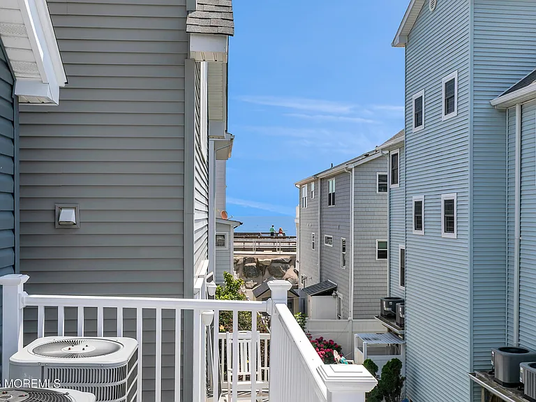 10 NE Church St — Photo 33