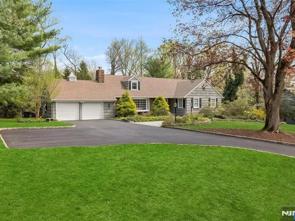 20 Deerhorn Trl, Upper Saddle River, NJ 07458