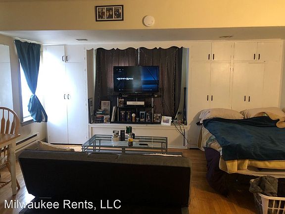 3rd image of 1645 N Franklin Pl