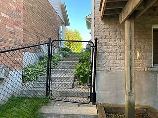23 Gibbs Cres S — Photo 6