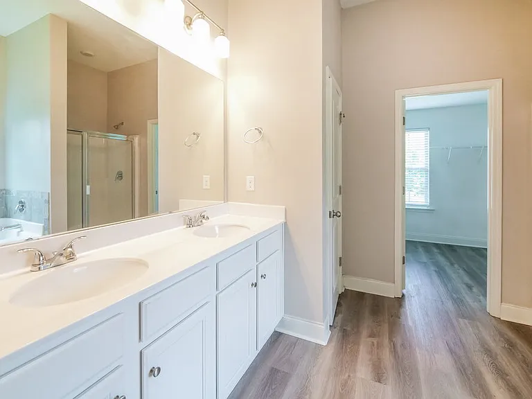 313 Kenmore Ct — Photo 11