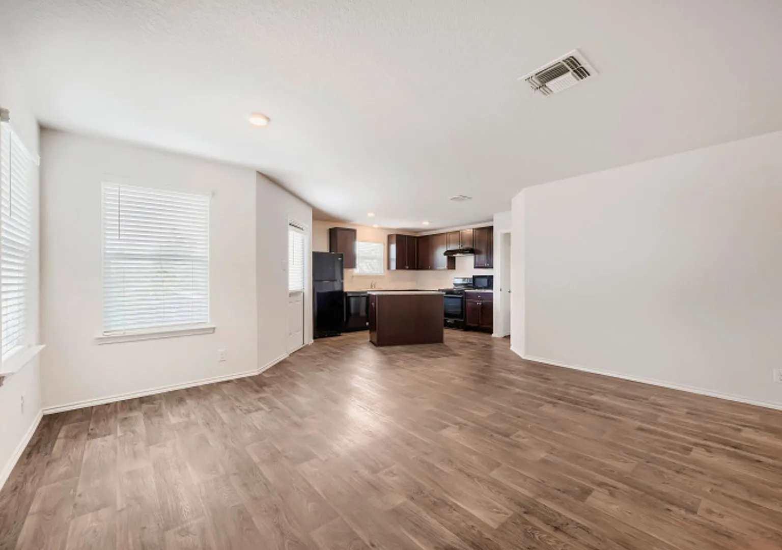 Beautiful 3-Bedroom, 2-Bathroom Single Story Home in Popular Redbird Ranch Subdivision. — Photo 4