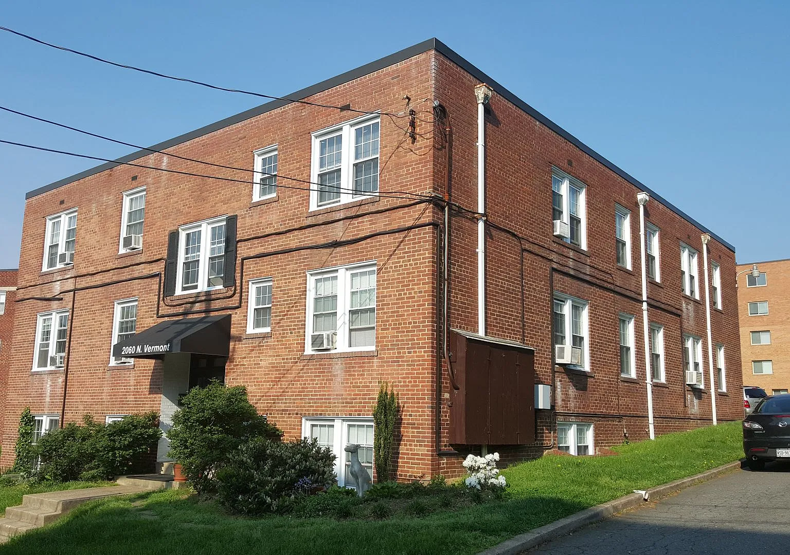 2060 N Vermont Street — Photo 1