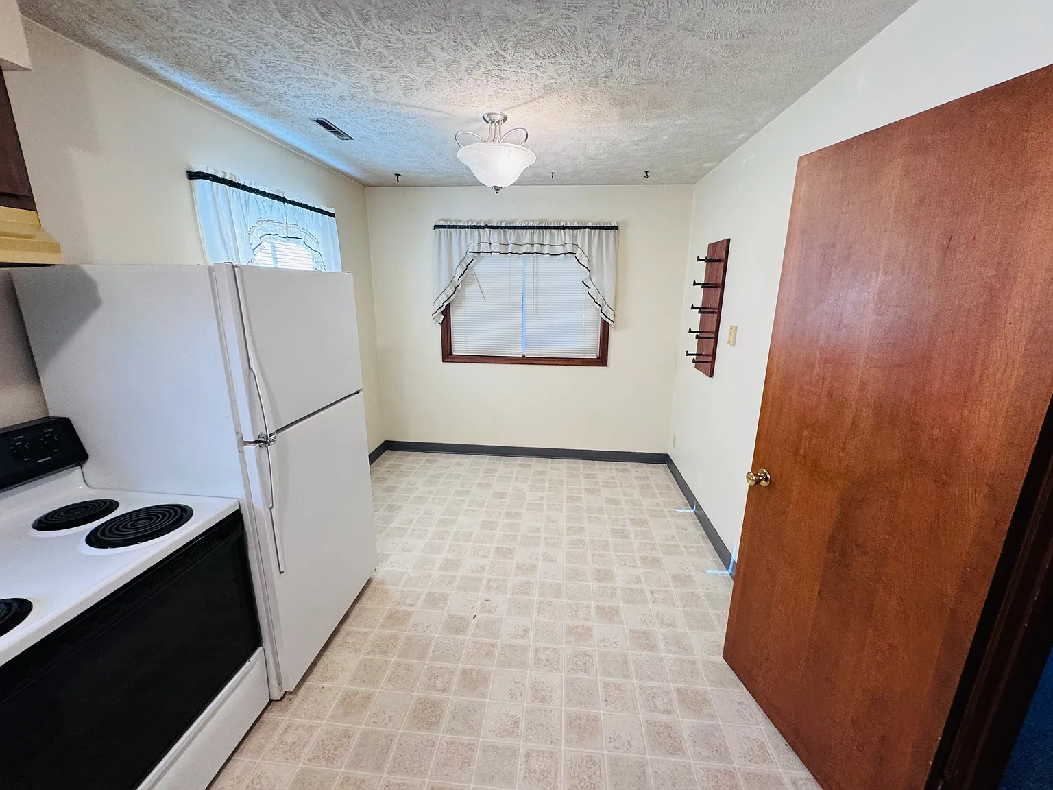 2 bed, 1000 sqft, $1,050 — Photo 4