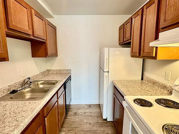 3rd image of 504 Saint Johns St #106