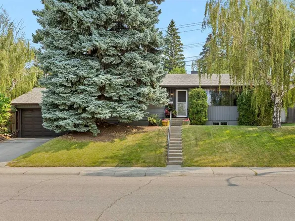 30 W Gateway Dr SW, Calgary, AB T3E 4J7