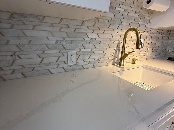 4th image of 389 Fanshaw Way #J